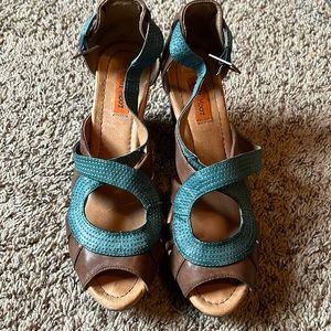 Miz Mooz sandal with leather upper and gorgeous wood platform. Size 8 ½